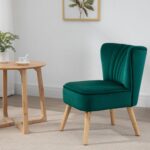 Poltroncina Stile Nordico dal Design Ergonomico in Legno e Velluto Verde per Casa e Soggiorno 57 x 68 x 76 cm